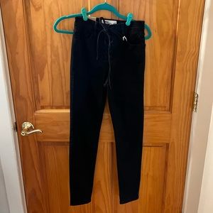 Garage taille ultra haute. Ultra high rise, tie closure pants